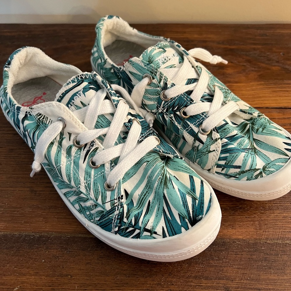 Jellypop Comfort Fit Sneakers, Size 8.5, Green and White Leaf Pattern